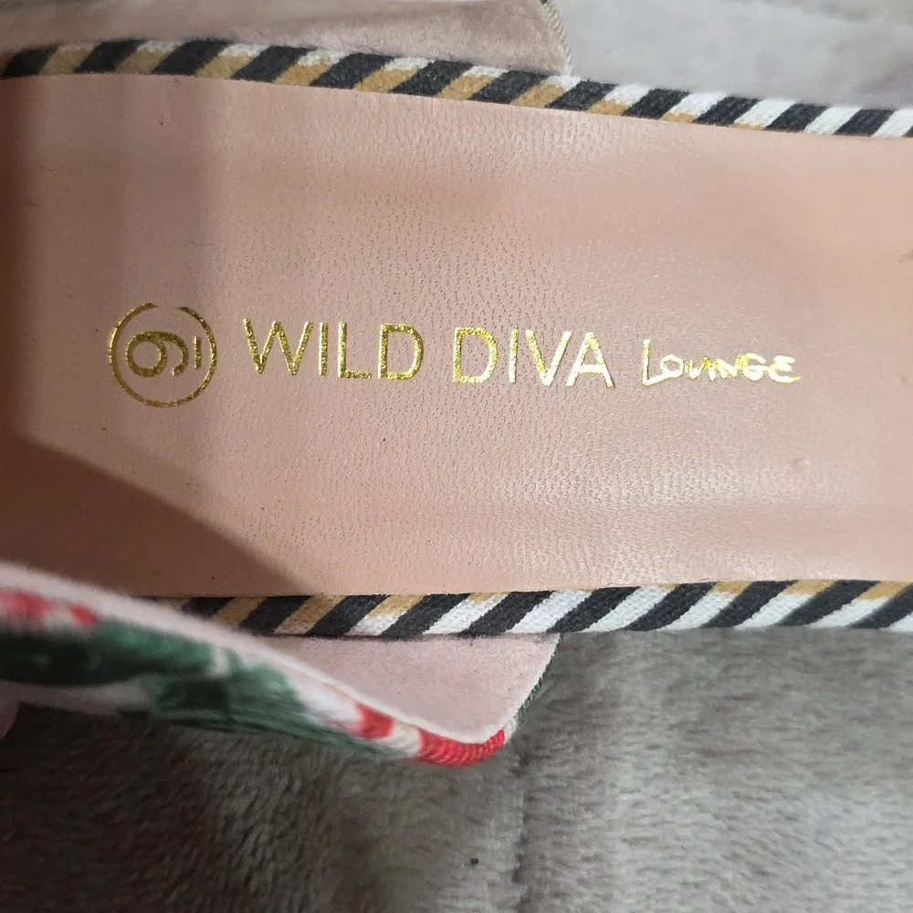 Wild Diva Lounge Womens Slip-On Flats Shoes‎ Cream W/Roses Sz 9 EUC
